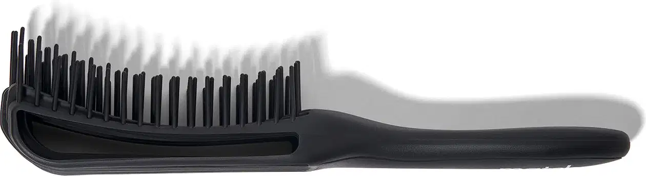 Escova povo na cor preta com design moderno e flexível. O produto possui cerdas separadas para ajudar a desembaraçar os fios sem arrebenta-los.