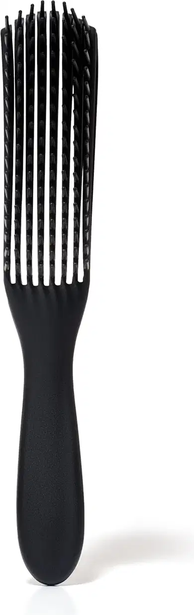 Escova povo na cor preta com design moderno e flexível. O produto possui cerdas separadas para ajudar a desembaraçar os fios sem arrebenta-los.