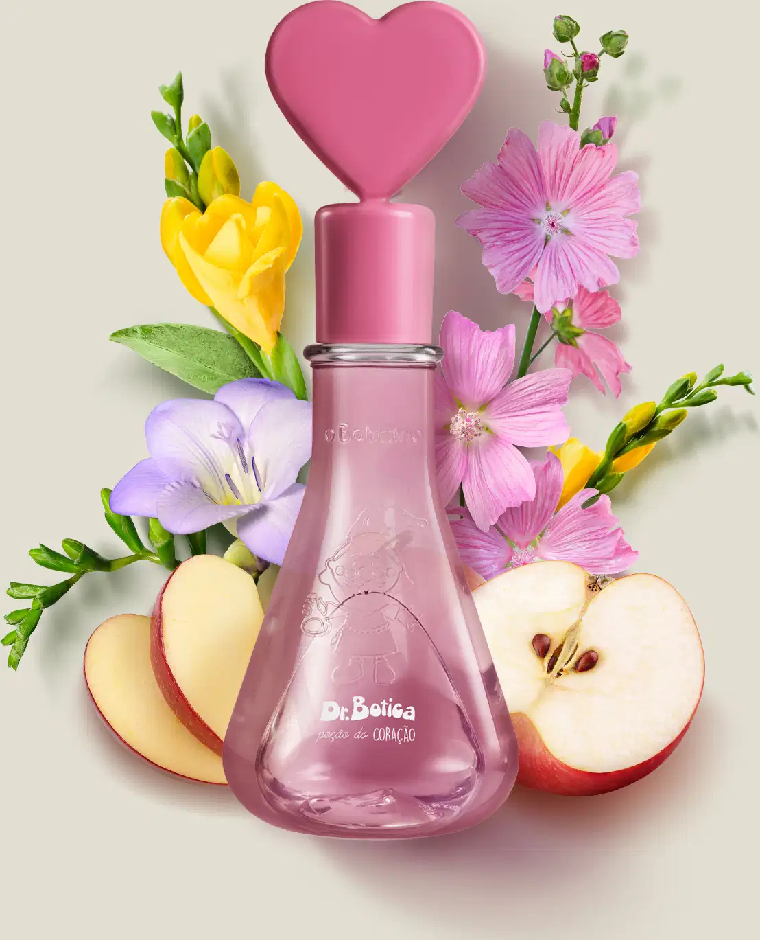 Frasco transparente com líquido rosa, tampa também rosa com coração na ponta e letras brancas no rótulo contendo colônia infantil Dr. Botica Poção do Coração rodeado por flores coloridas, frutas e folhagens em cenário claro e minimalista.