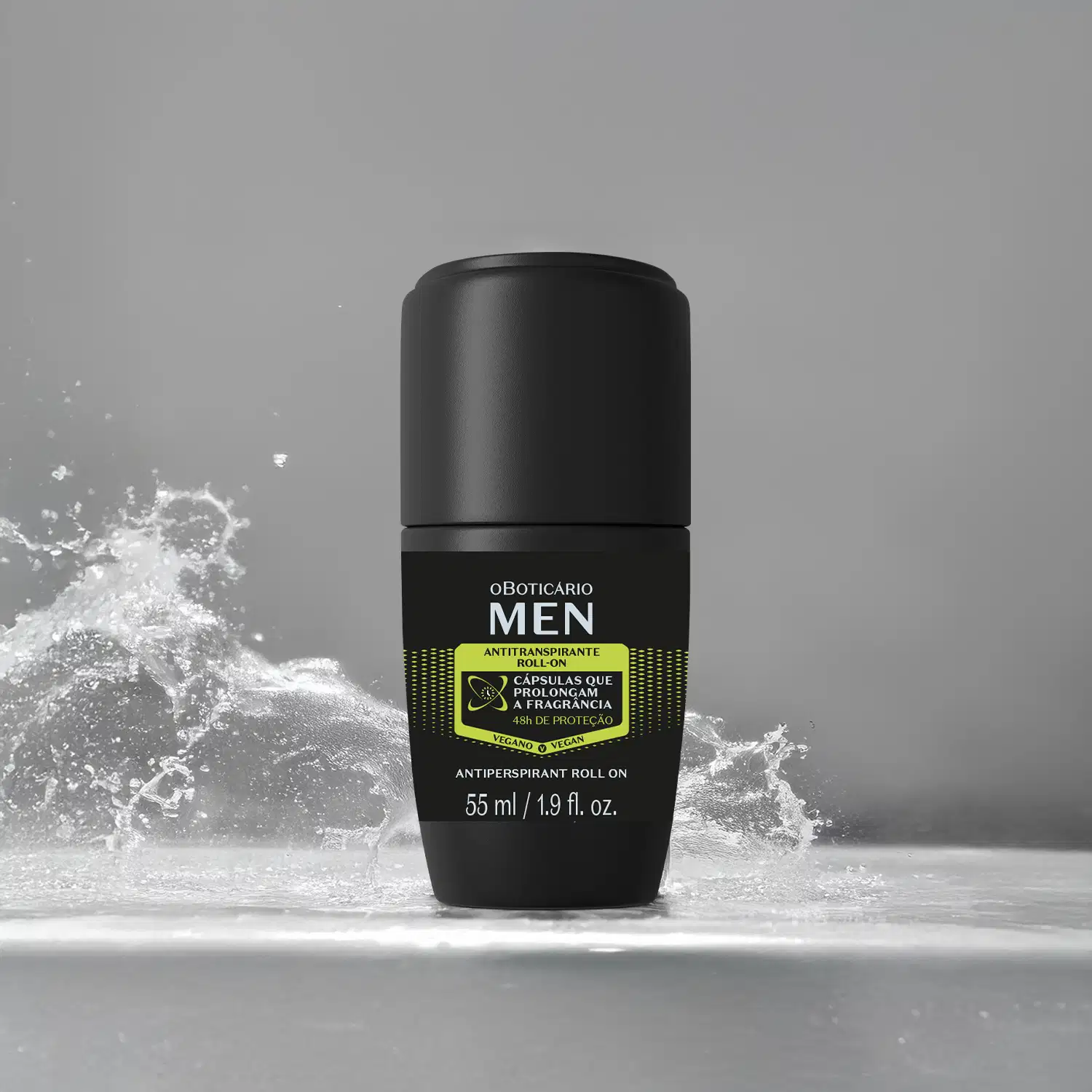 Embalagem preta com detalhes amarelos de desodorante roll-on da marca Men em primeiro plano, com respingos de água ao fundo em cenário monocromático.