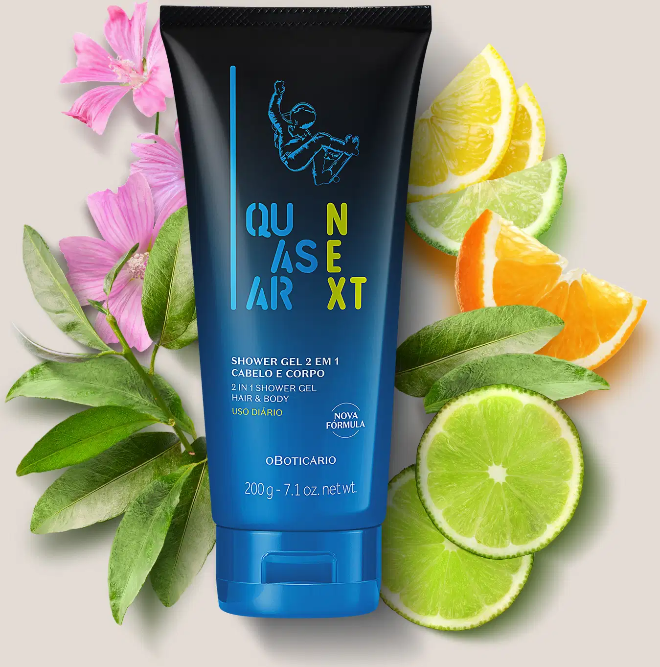 Frasco degradê de azul com preto de gel de banho para corpo e cabelo 2 em 1 da marca Quasar Next, com ilustração de skatista azul rodeado por ingredientes como rodelas de limão, fatias meia-lua de laranja, folhas verdes e flores rosas sobre fundo claro.