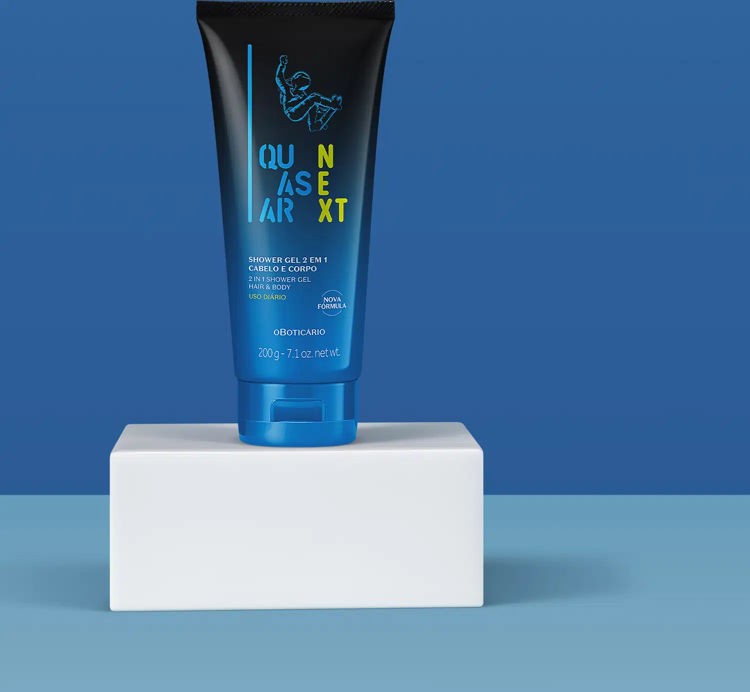 Frasco degradê de azul com preto de gel de banho para corpo e cabelo 2 em 1 da marca Quasar Next, com ilustração de skatista azul sobre plataforma quadrada branca sobre fundo azul.