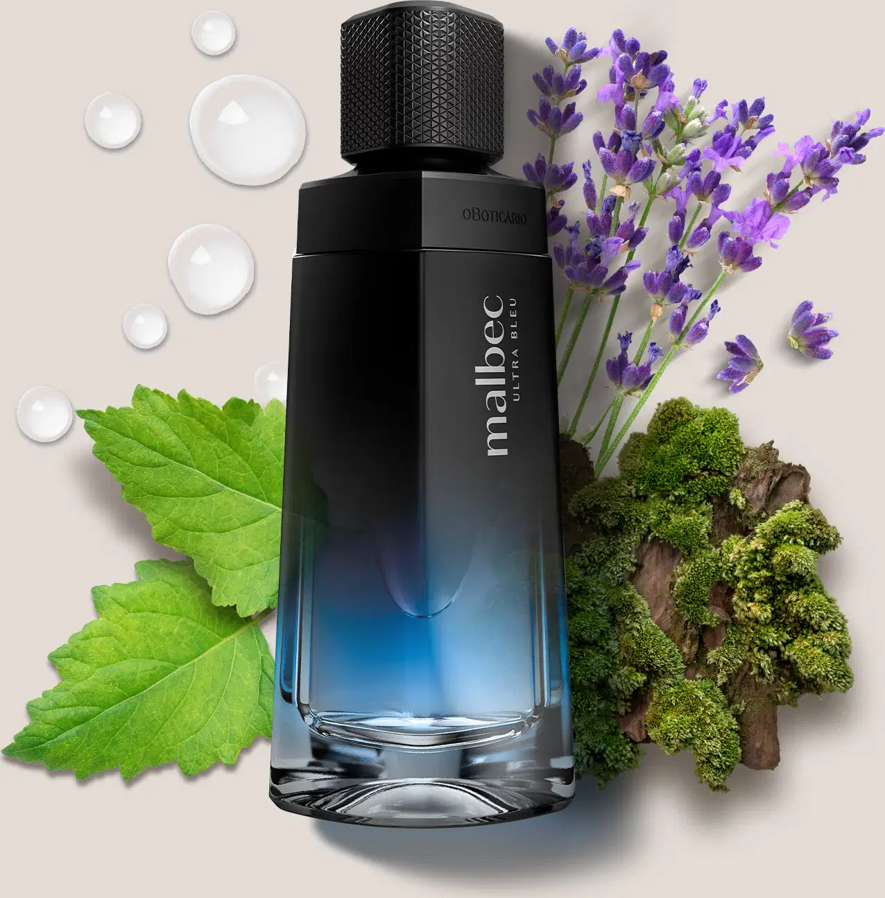 Imagem de um vidro azul e preto do Malbec Ultra Bleu e, ao redor do frasco, há elementos naturais como folhas verdes, flores de lavanda e pequenos pedaços de musgo, criando uma composição visual harmoniosa.
