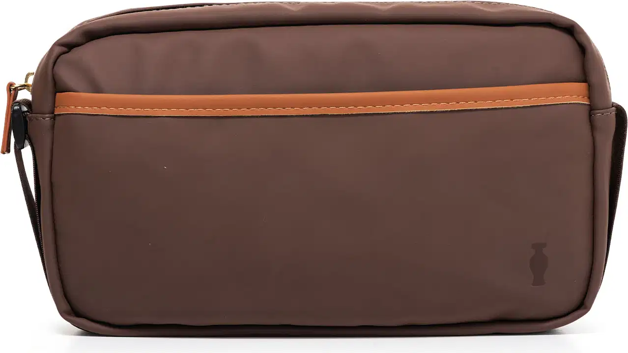 Bolsa tipo nécessaire retangular na cor marrom escuro e detalhes marrom claro com alça de transporte e zíper.