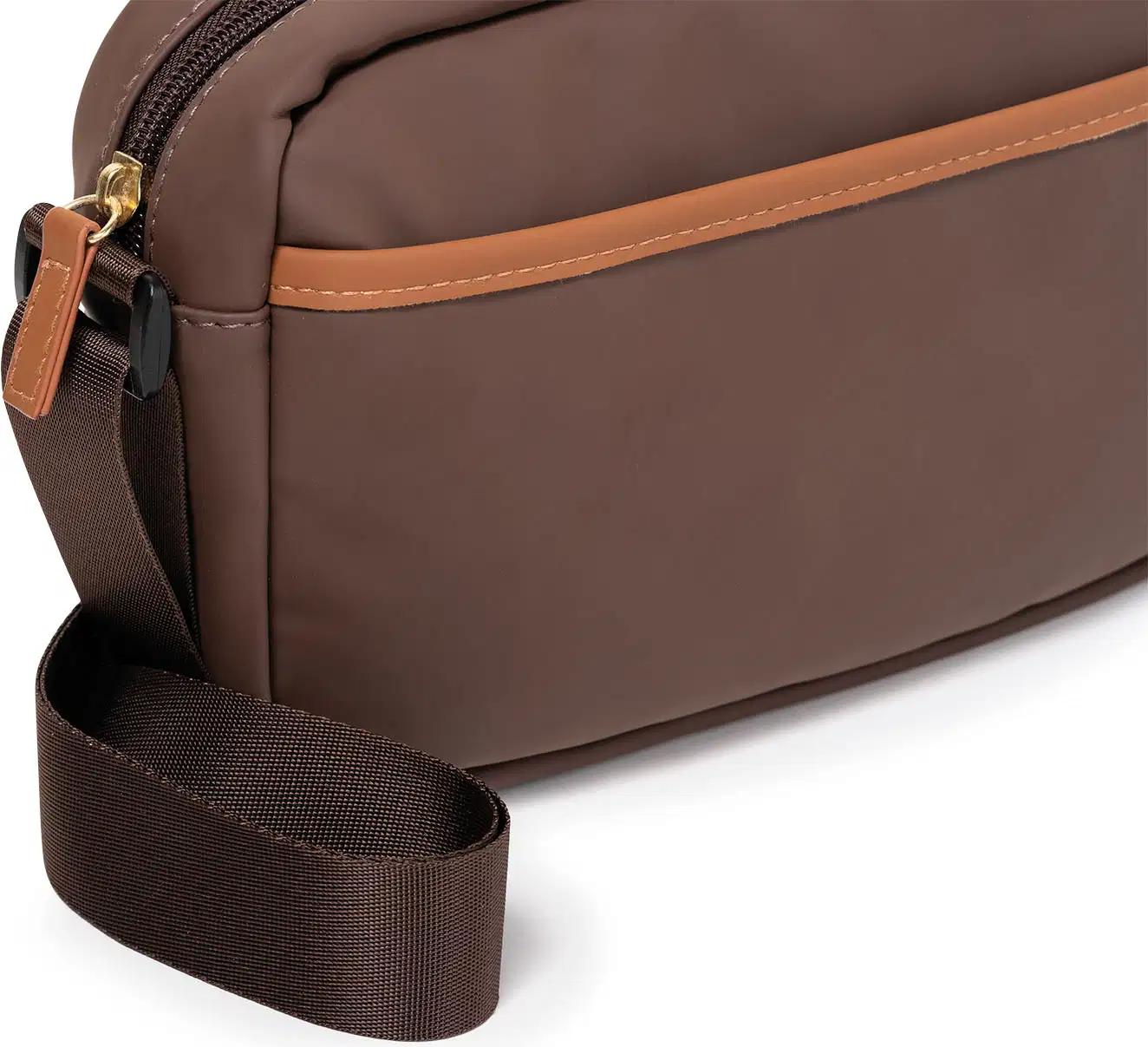 Bolsa tipo nécessaire retangular na cor marrom escuro e detalhes marrom claro com alça de transporte e zíper.
