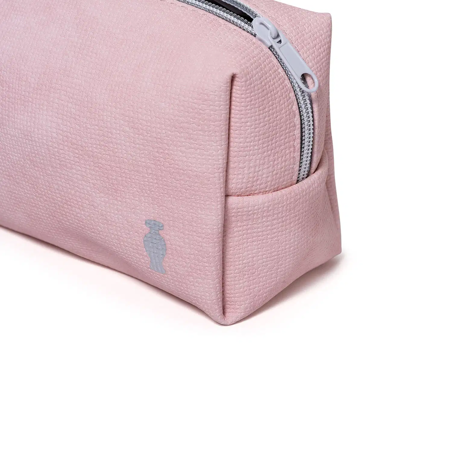 Nécessaire retangular de tecido na cor rosa com zíper lilás e logo da marca O Boticário estampado.