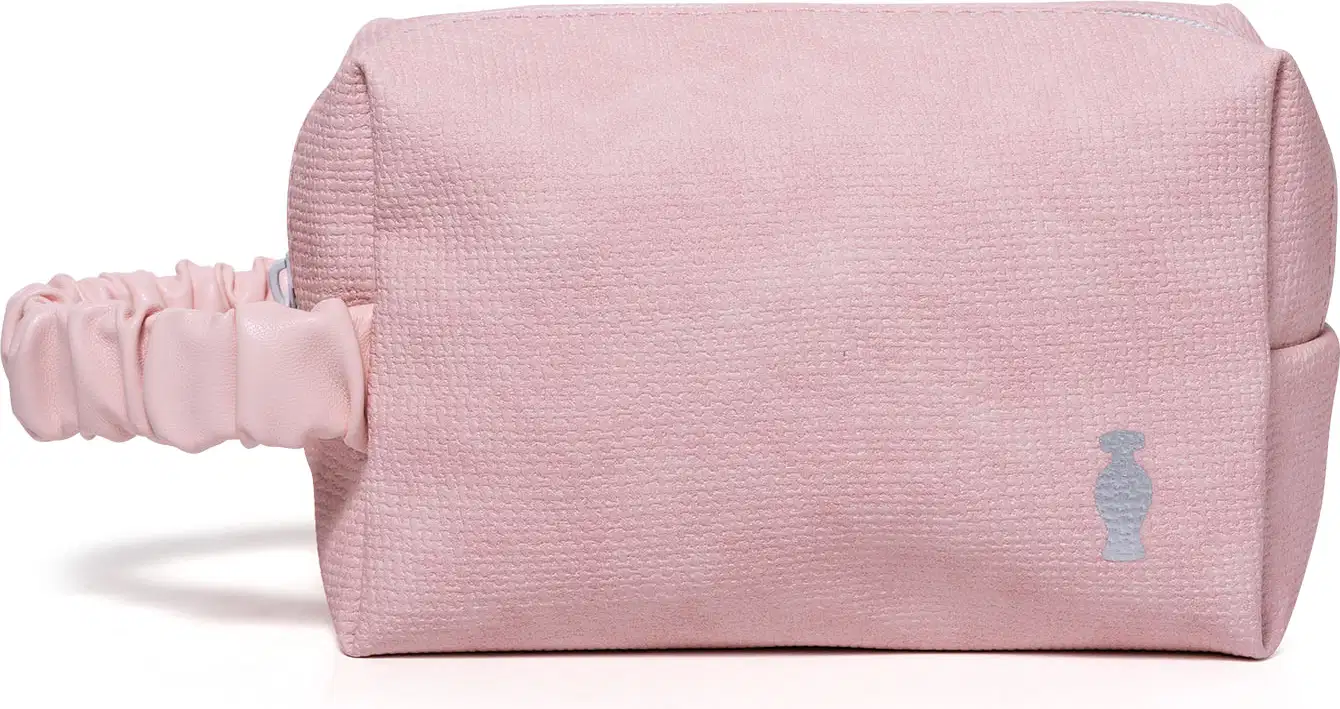 Nécessaire retangular de tecido na cor rosa com alça de transporte franzida e logo da marca O Boticário estampado.