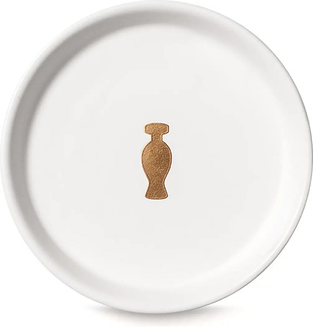 Suporte para vela branco da marca Casa 214 no formato redondo com logo do Boticário em dourado no centro.