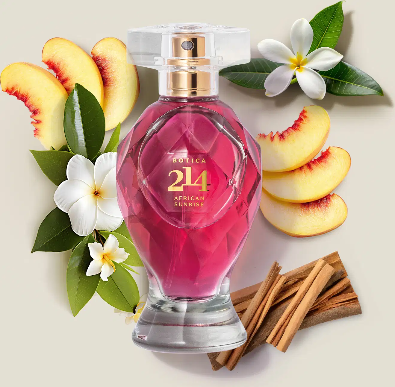 Vidro lapidado com líquido rosa, tampa transparente, pulverizador e letras douradas de Eau de Parfum Botica 214 African Sunrise Floral Frutal em meio a fatias de pêssego, folhas verdes, flores brancas e varas de canela em cenário claro e natural.
