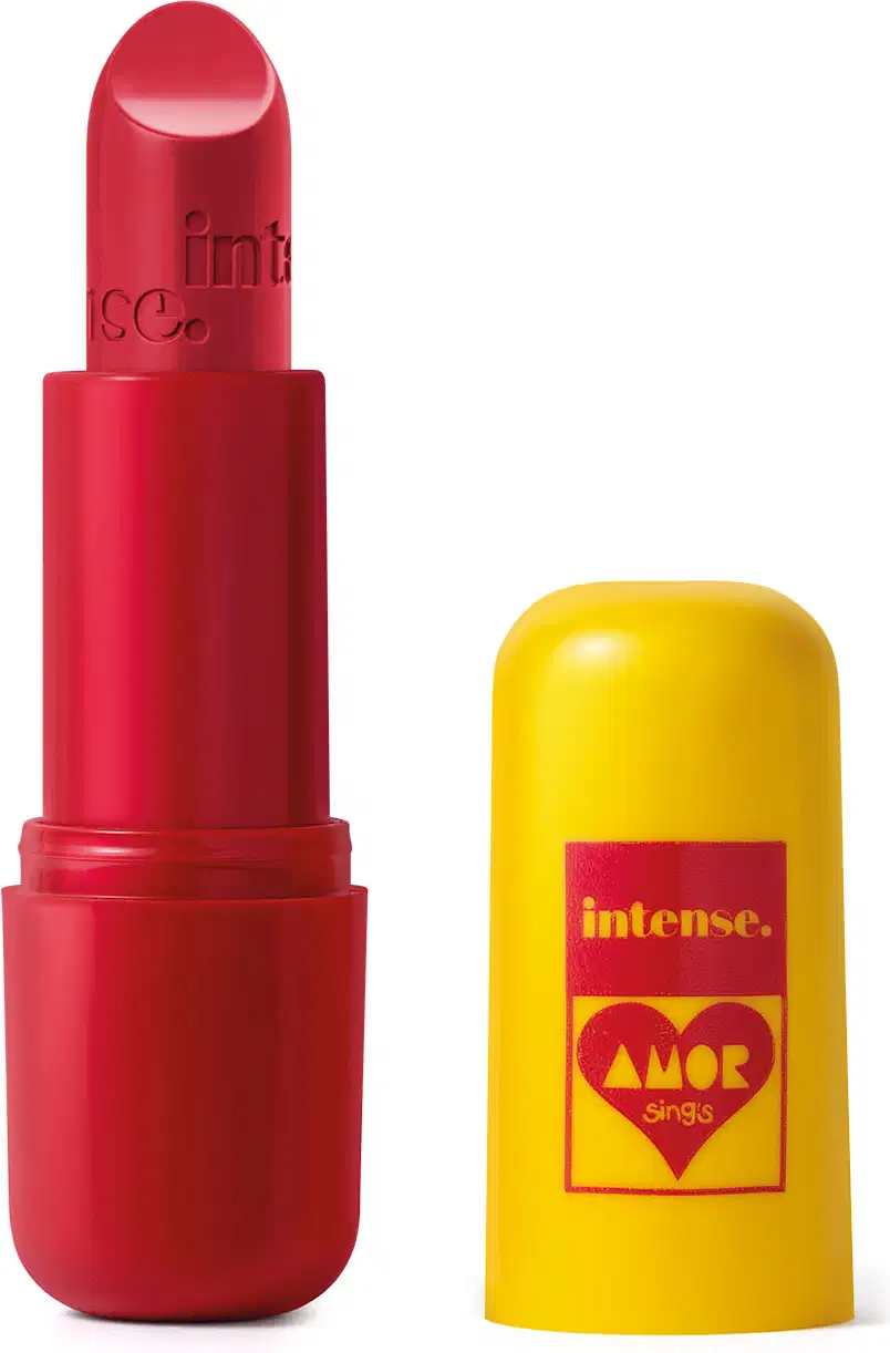 Batom cremoso vermelho da marca Intense By Amor de tampa amarela com tubo e letras vermelhas.

