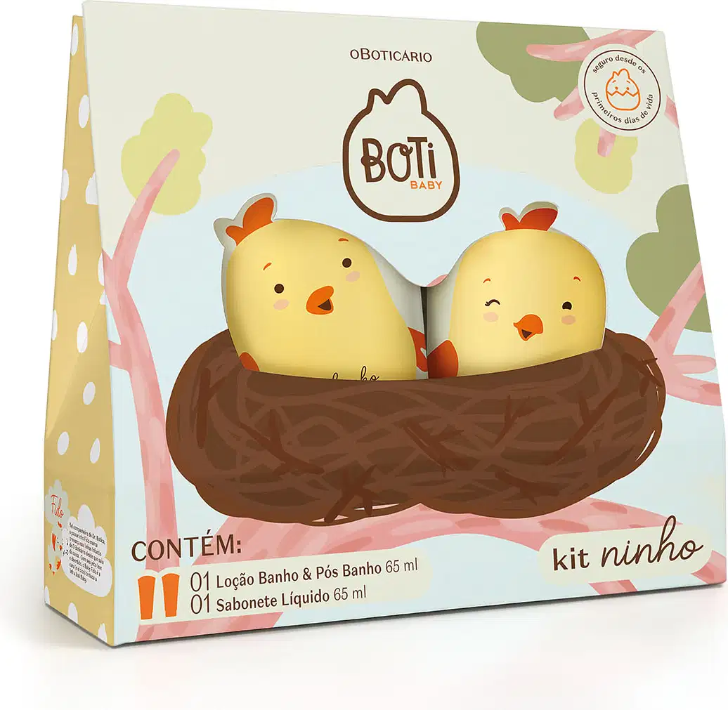 Kit Boti Baby que traz uma embalagem com desenhos de pintinhos  dentro de um ninho em meio a árvores e um céu azul. Dentro da caixa, há um frasco de loção banho e pós banho e um sabonete líquido.
