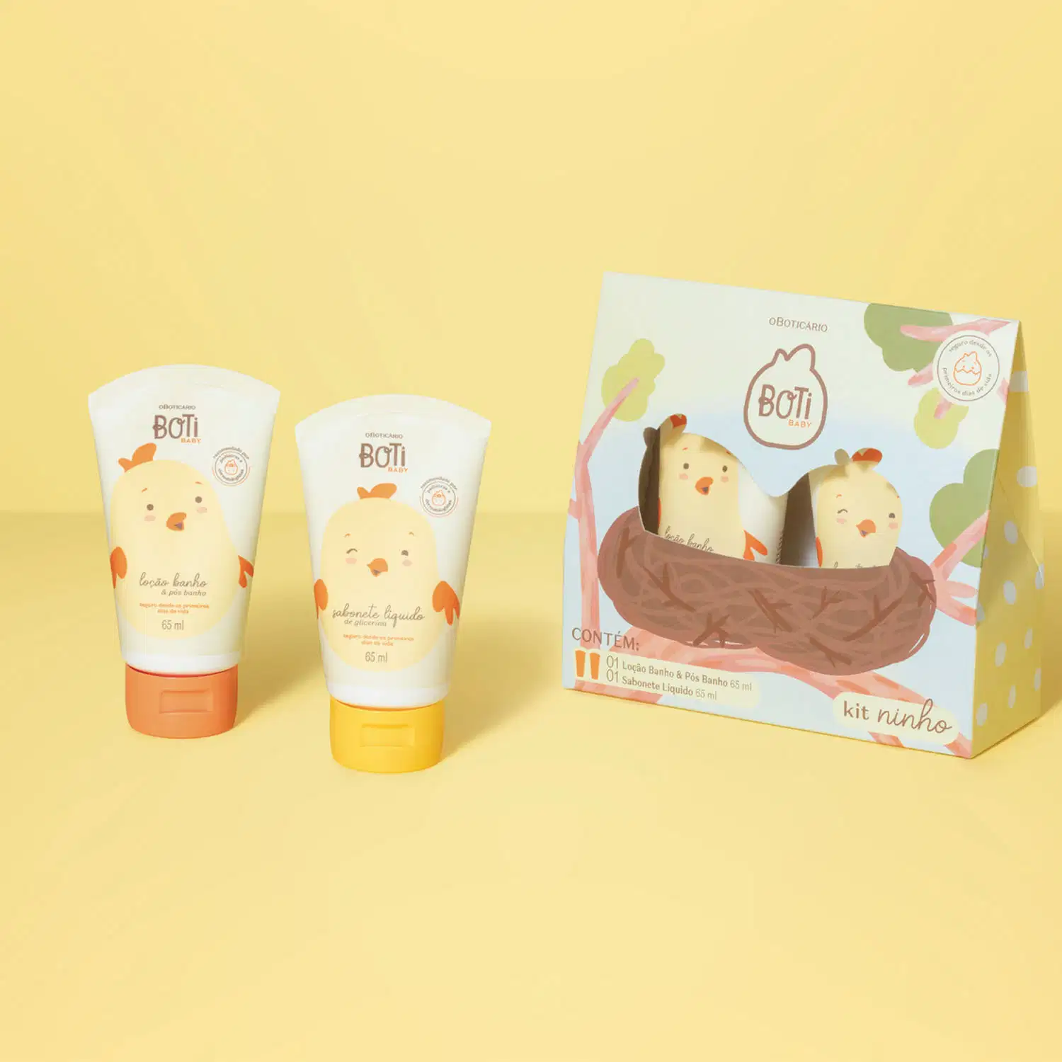 Duas bisnagas brancas com tampas laranjas e desenhos de pintinhos amarelos com detalhes laranjas, sendo de loção banho e pós banho e de sabonete líquido. Ao lado dos produtos, a caixa com desenho de pintinhos no ninho. Tudo está em fundo laranja.
