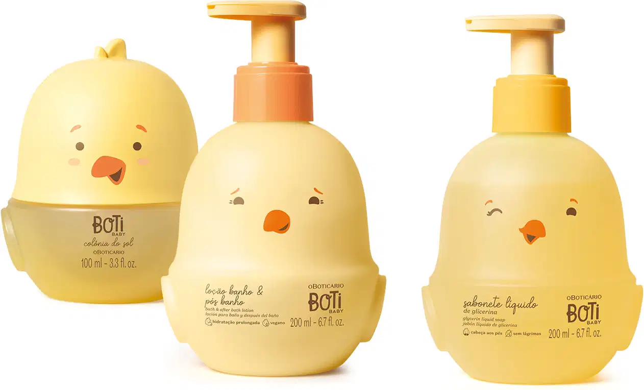 Três frascos em forma de pintinhos na cor amarela com detalhes laranja, sendo um de colônia do sol e outros dois com tampa dosadora laranja: um de loção banho e pós banho e o outro de sabonete líquido de glicerina.