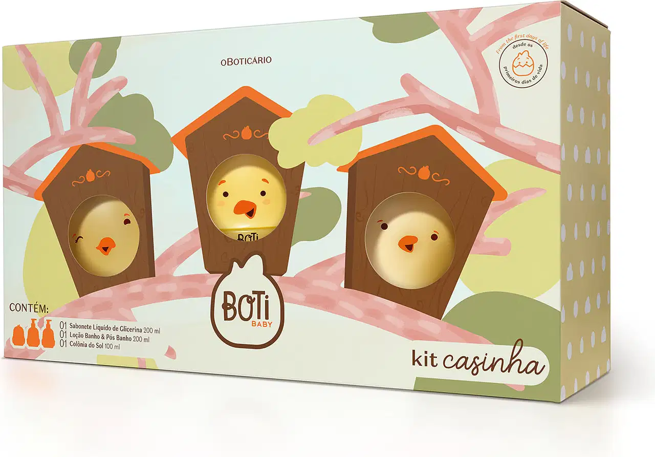Kit Boti Baby que traz uma embalagem com desenhos de casinhas e pintinhos saindo de dentro delas. Dentro da caixa, há um sabonete líquido de glicerina, uma loção banho e pós banho e uma colônia do sol.
