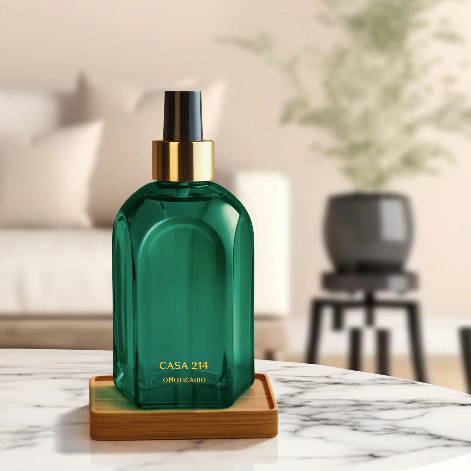 Vidro verde de tampa spray preta com detalhe e letras douradas contendo aromatizador de ambientes Casa 214 Brisa de Cedro sobre superfície de mármore branco, em ambiente com móveis escuros ao fundo.