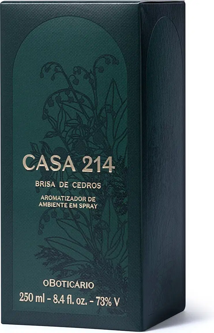Caixa verde com letras douradas que contém um aromatizador de ambientes em spray da marca Casa 214 Brisa de Cedro.