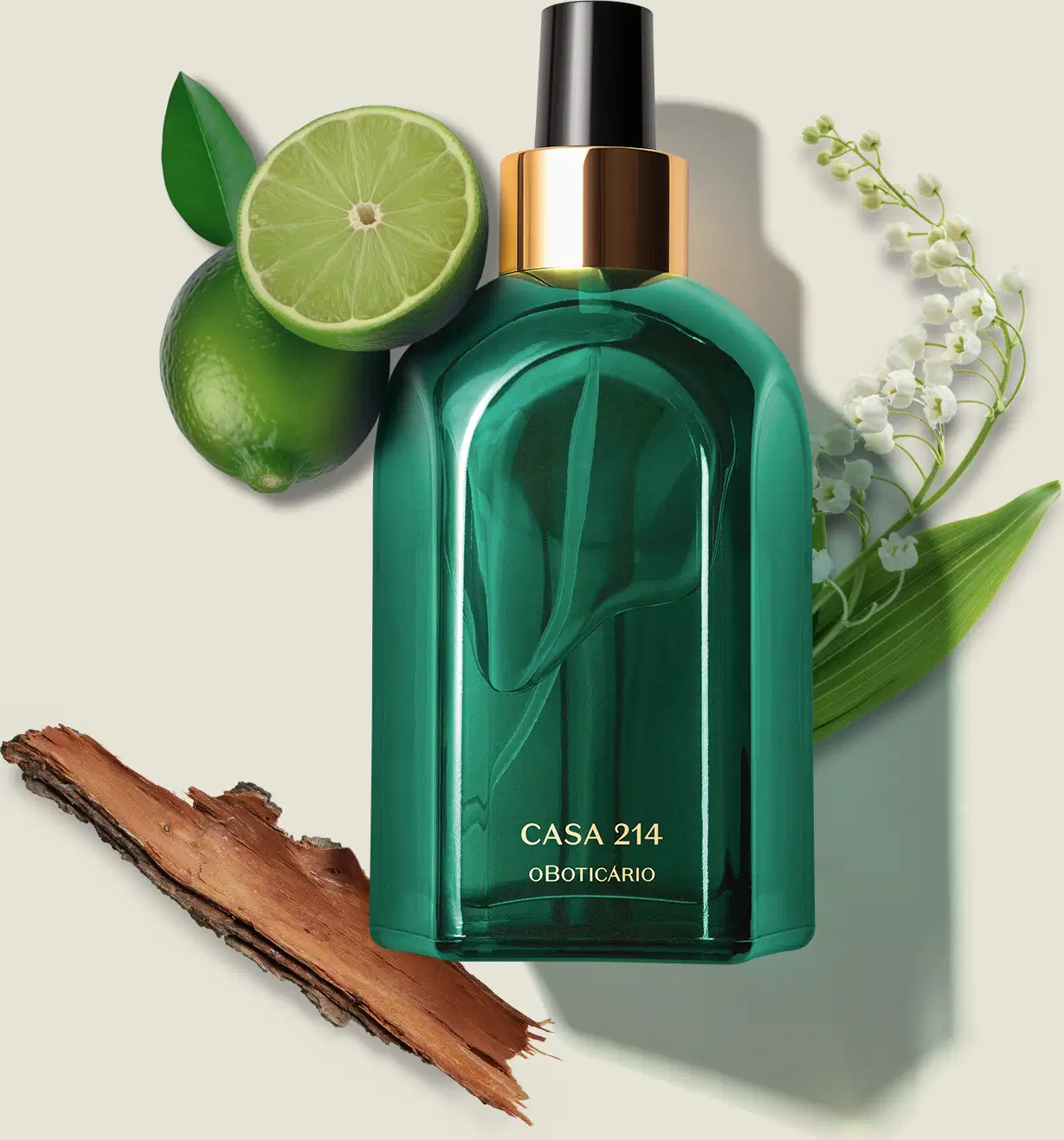 Vidro verde de tampa spray preta com detalhe e letras douradas contendo aromatizador de ambientes Casa 214 Brisa de Cedro em cenário com limão, folhas verdes e flores brancas sobre superfície clara.