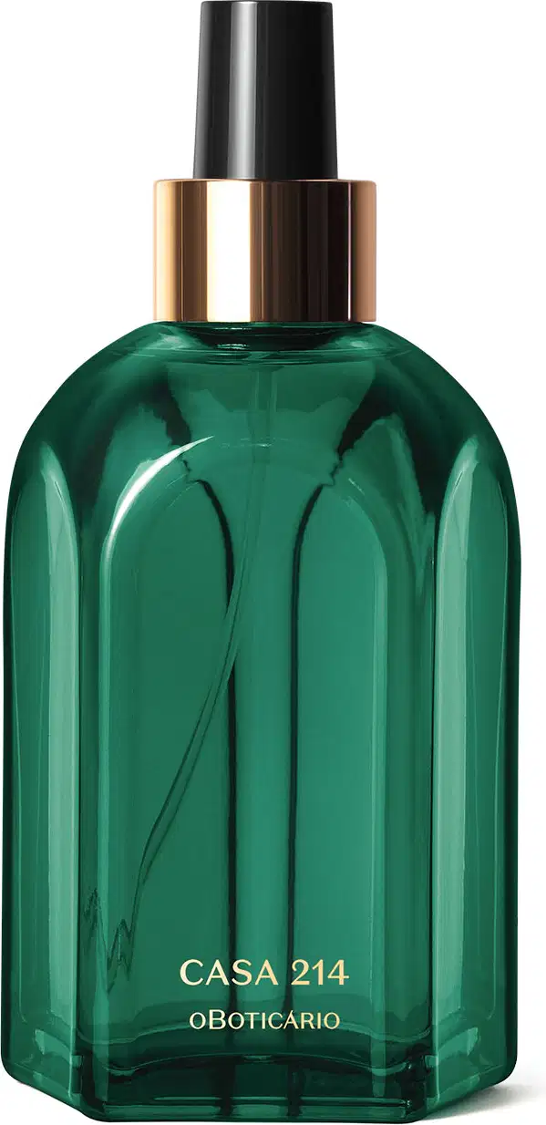 Vidro verde de tampa spray preta com detalhe e letras douradas contendo 250ml de aromatizador de ambientes Casa 214 Brisa de Cedro.