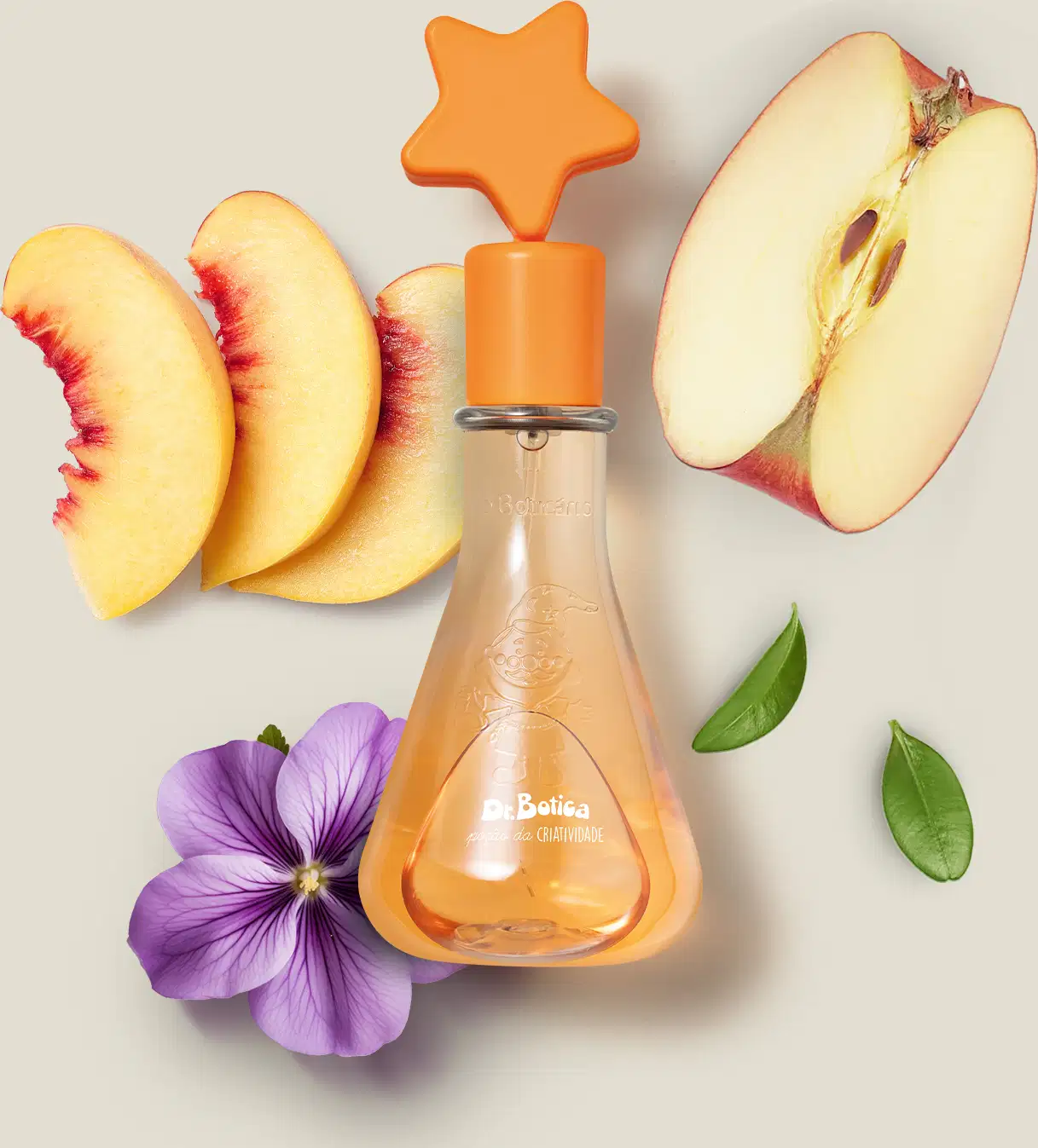 Frasco simulando um vidro laboratorial com líquido laranja e tampa com estrela na ponta também laranja de colônia infantil Poção da Criatividade Dr. Botica. sobre superfície clara, com fatias de maçã, pêssegos  flor roxa e folhas verdes ao redor.