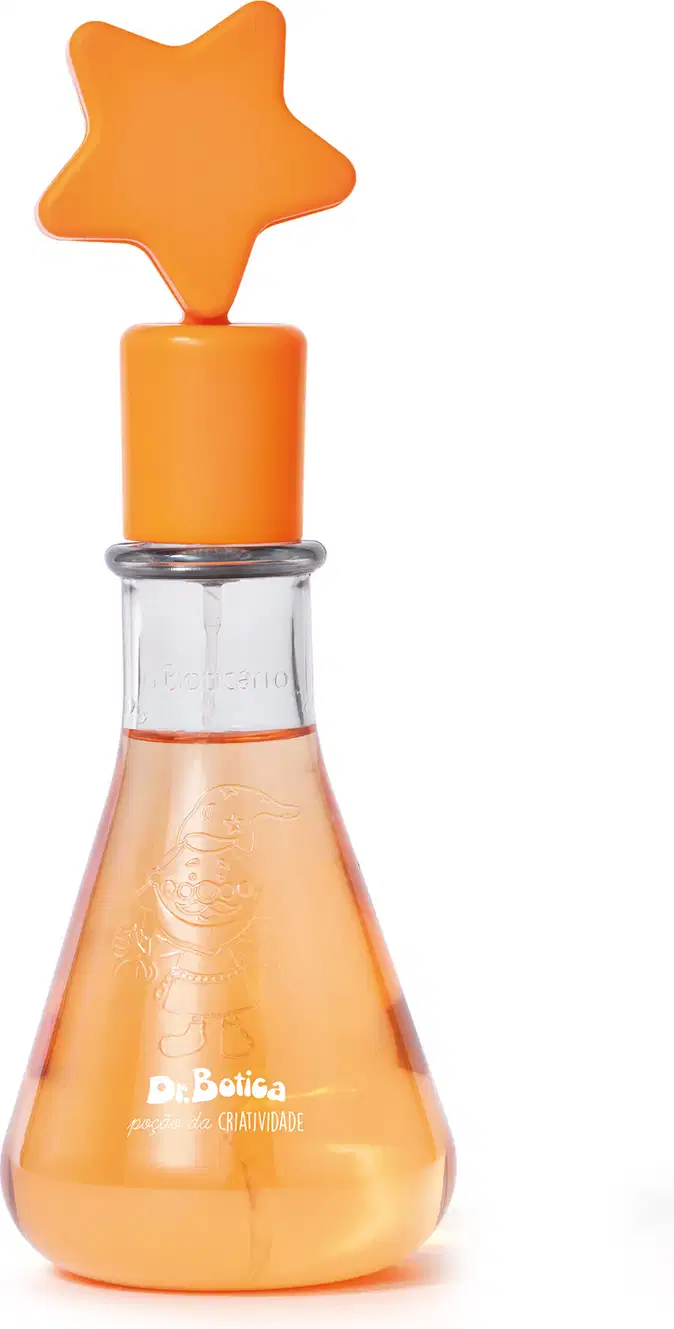 Frasco simulando um vidro laboratorial com líquido laranja e tampa com estrela na ponta também laranja contendo 120ml de colônia infantil Poção da Criatividade Dr. Botica.