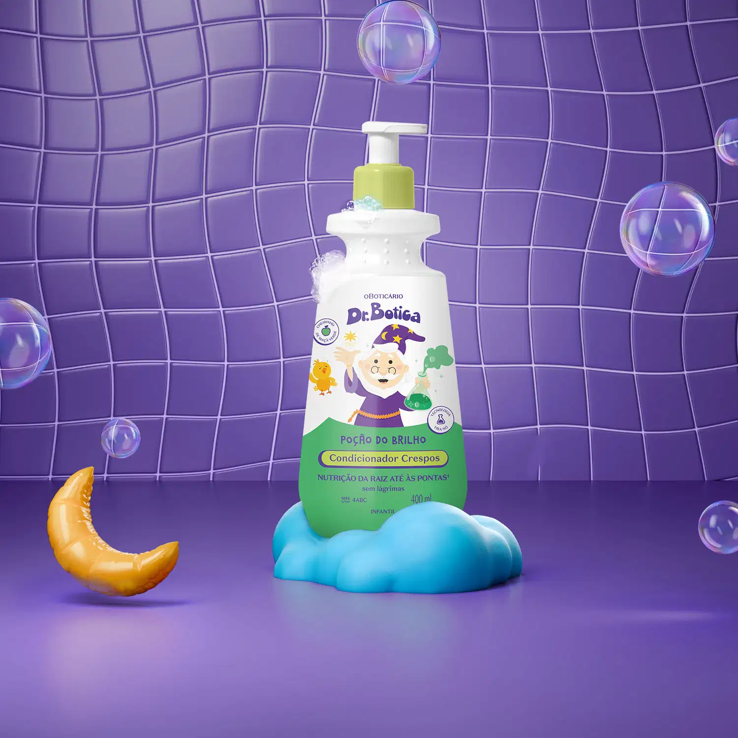 Imagem de uma embalagem branca e verde com válvula dosadora amarela de condicionador infantil para cabelos crespos da marca Dr. Botica em fundo azul simulando azulejo com lua, espuma e bolhas de sabão.