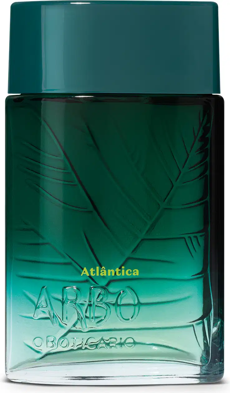 O item apresentado é um frasco de desodorante colônia Arbo Atlântica. O frasco é de vidro com uma tampa verde e possui uma coloração verde degradê, com detalhes em relevo na superfície. O rótulo está em relevo na embalagem.