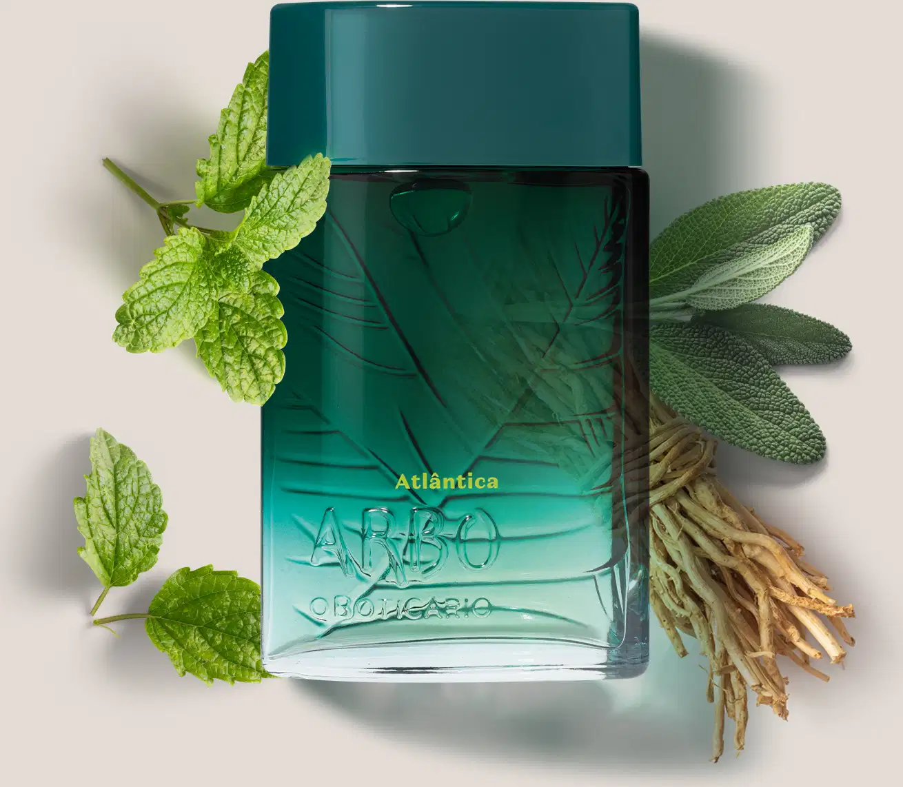 Frasco de desodorante colônia Arbo Atlântica, com design verde degradê e textura de folhas, apresentado com folhas de hortelã e raízes secas.