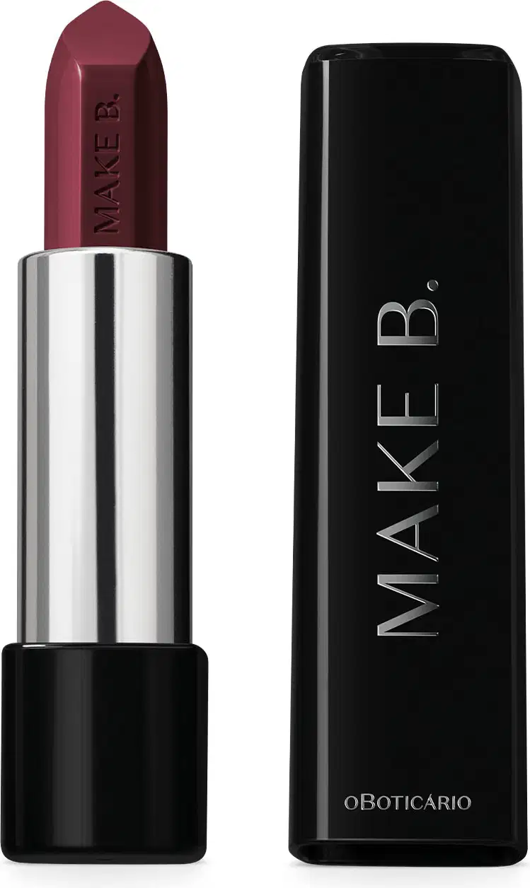 Batom glossy na cor Vinho Blackbarry da marca Make B. em embalagem prata e preta com tampa preta e letras prateadas.