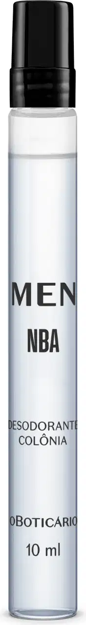 Frasco transparente em formato cilíndrico, tampa preta e líquido azul claro contendo 10ml de desodorante colônia Men NBA.
