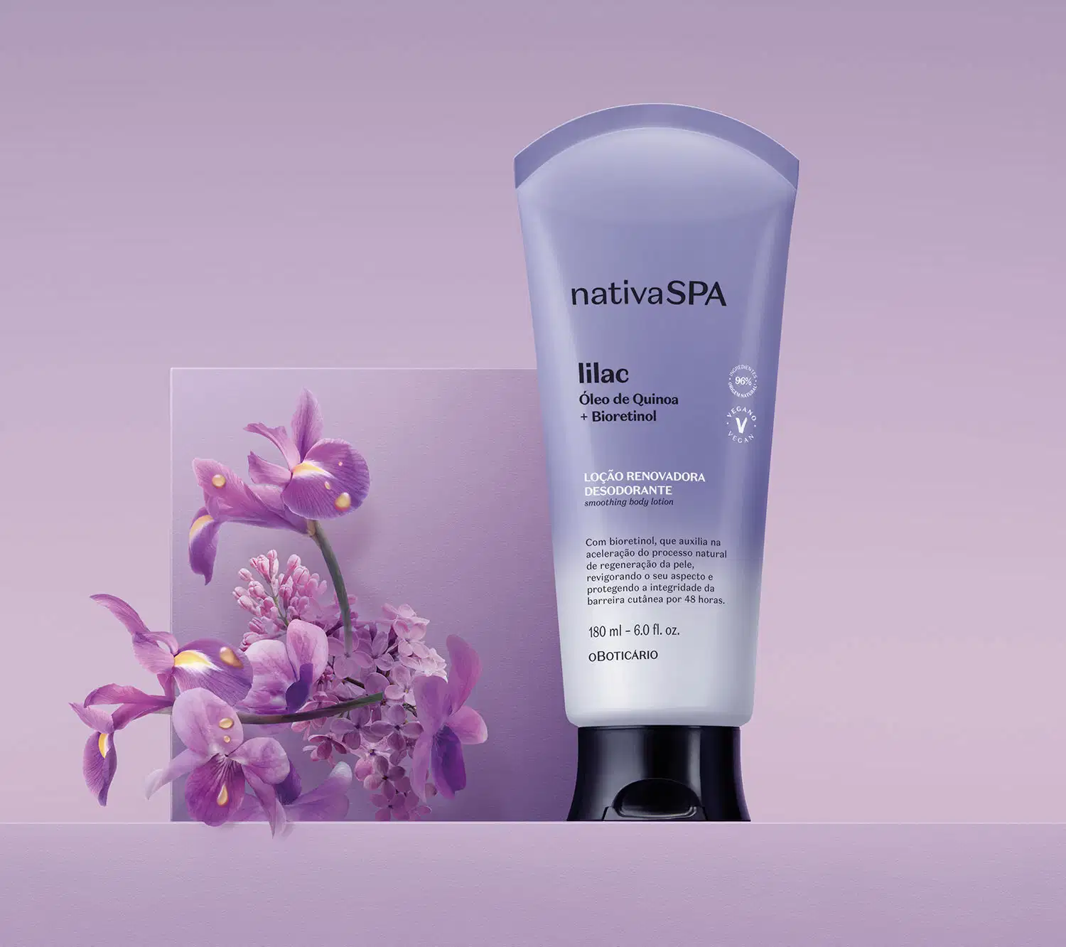 Bisnaga em degradê de lilás e branco com tampa preta e letras brancas e pretas contendo loção renovadora hidratante corporal Nativa SPA Lilac com flores lilás ao fundo, sobre superfície roxa, em ambiente minimalista e monocromático.