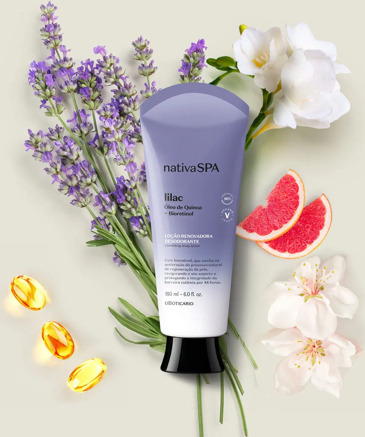 Bisnaga em degradê de lilás e branco com tampa preta e letras brancas e pretas de loção renovadora hidratante corporal Nativa SPA Lilac cercado por flores de lavanda, rosas brancas e fatias de toranja vermelha sobre fundo bege claro.