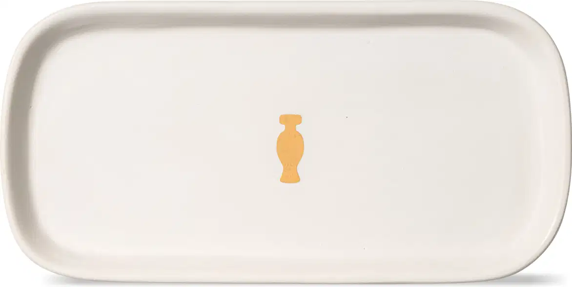 Bandeja para lavabo branca da marca Casa 214 no formato retangular com cantos arredondados e com logo do Boticário em dourado no centro.