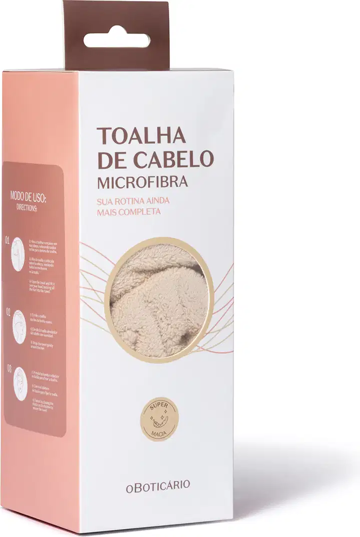 Toalha de cabelo microfibra da marca O Boticário, em embalagem retangular branca com detalhes em marrom, apresentando texto informativo sobre o produto.
