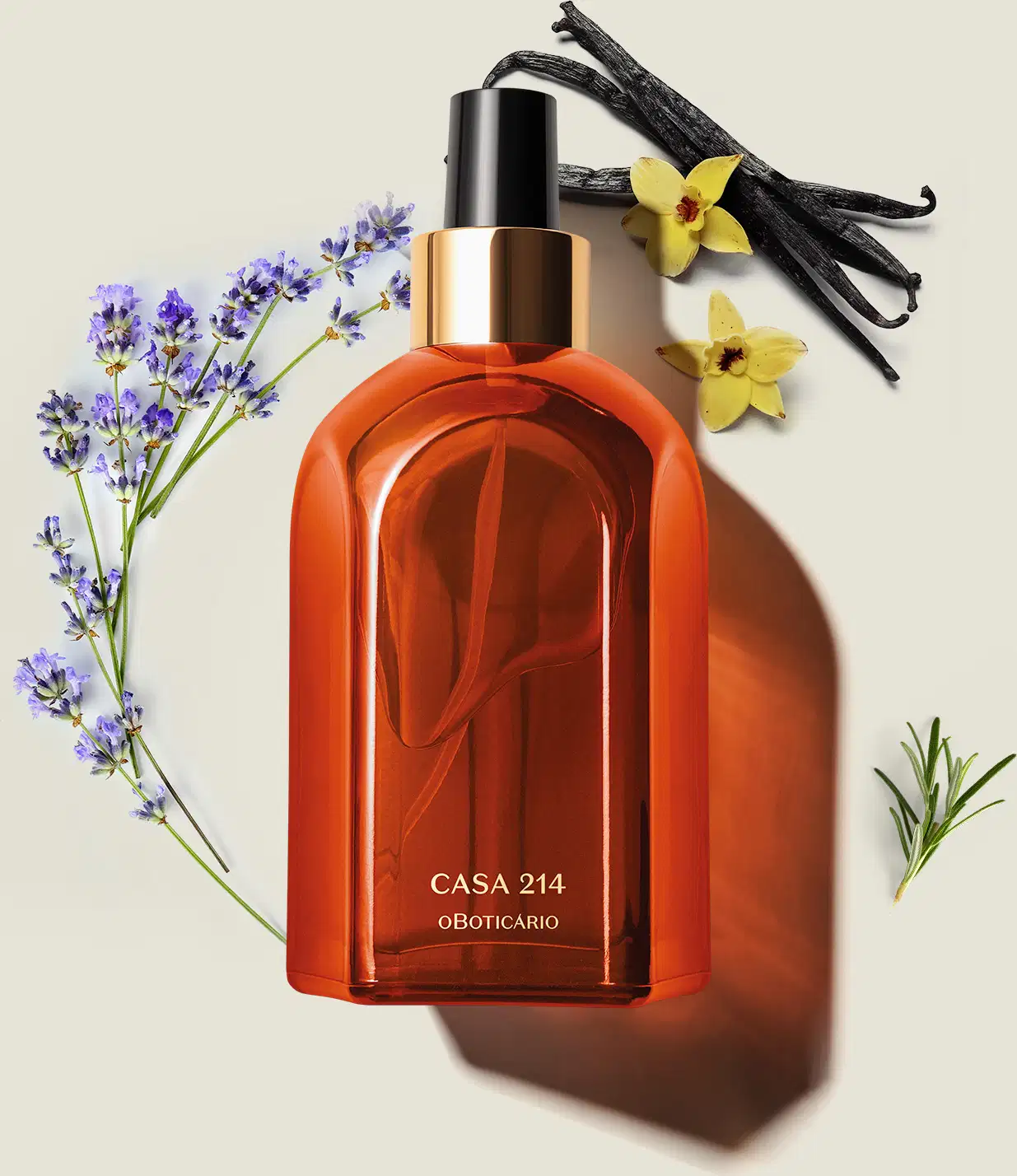 Vidro laranja de tampa spray preta com detalhe e letras douradas contendo aromatizador de ambientes Casa 214 Vanilla Sublime em ambiente com flores de lavanda e narciso, sobre superfície clara.