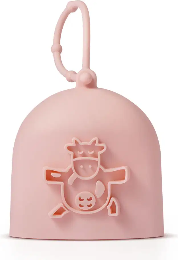 Capinha de silicone rosa para creme de mãos da marca Cuide-se Bem Deleite, com ilustração de uma vaquinha em relevo e alça para pendurar.