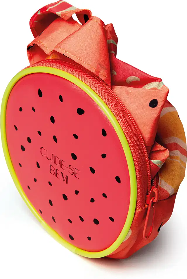 Porta moedas vermelho e redondo com pontinhos pretos simulando um pedaço de melancia que acompanha a Bag Cuide-se Bem Feira.