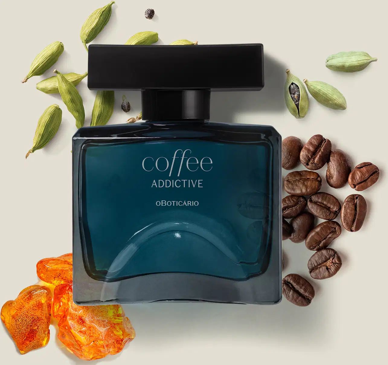 Vidro quadrado azul com tampa retangular preta e rótulo com letras cinzas contendo 100ml de desodorante colônia Coffee Addictive Oriental Aromático sobre superfície clara, com grãos de café e flores ao redor, em ambiente minimalista e neutro.