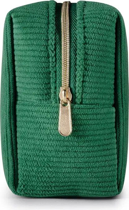 Close-up de necessaire de cor verde escuro visto lateralmente, com foco no zíper dourado.