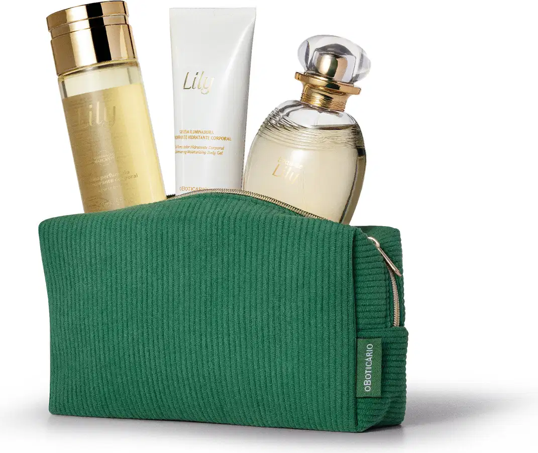 Nécessaire de cor verde, com um design de linhas retas e textura canelada com zíper dourado aberto. Dentro dele, vemos um body splash, um eau de parfum e uma bisnaga de creme corporal da linha Lily.
