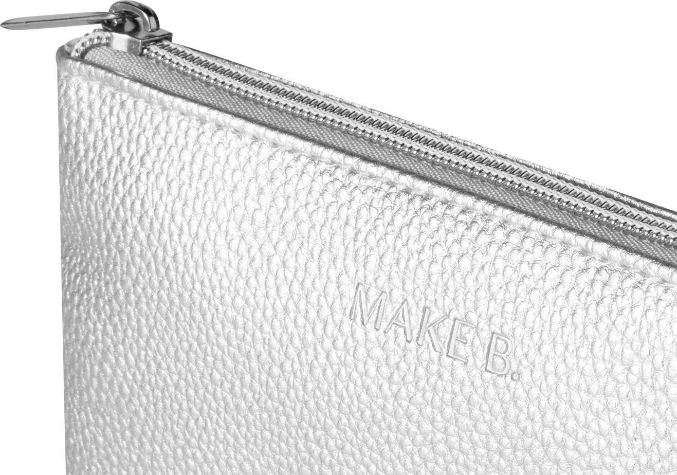 Bolsa para transportar os seus pincéis de maquiagem da marca Make B. Silver Essentials. O produto é prateado com zíper cinza.