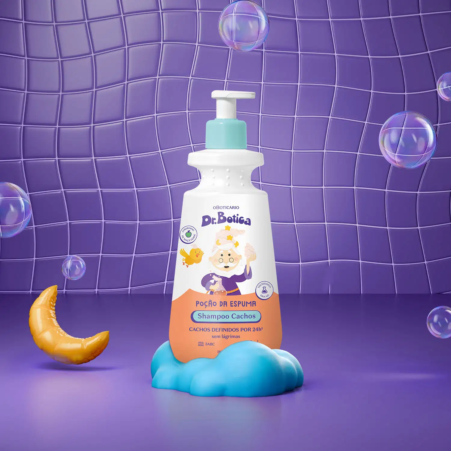 Imagem de uma embalagem branca e laranja com válvula dosadora azul de shampoo infantil para cabelos cacheados da marca Dr. Botica em fundo azul simulando azulejo com lua, espuma e bolhas de sabão.