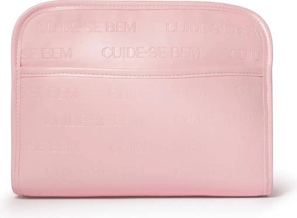 Necessaire em material sintético na cor rosa claro. Possui formato retangular com cantos arredondados. O estojo apresenta textura fosca e tem o nome da marca "Cuide-se bem" gravado em relevo na parte frontal.