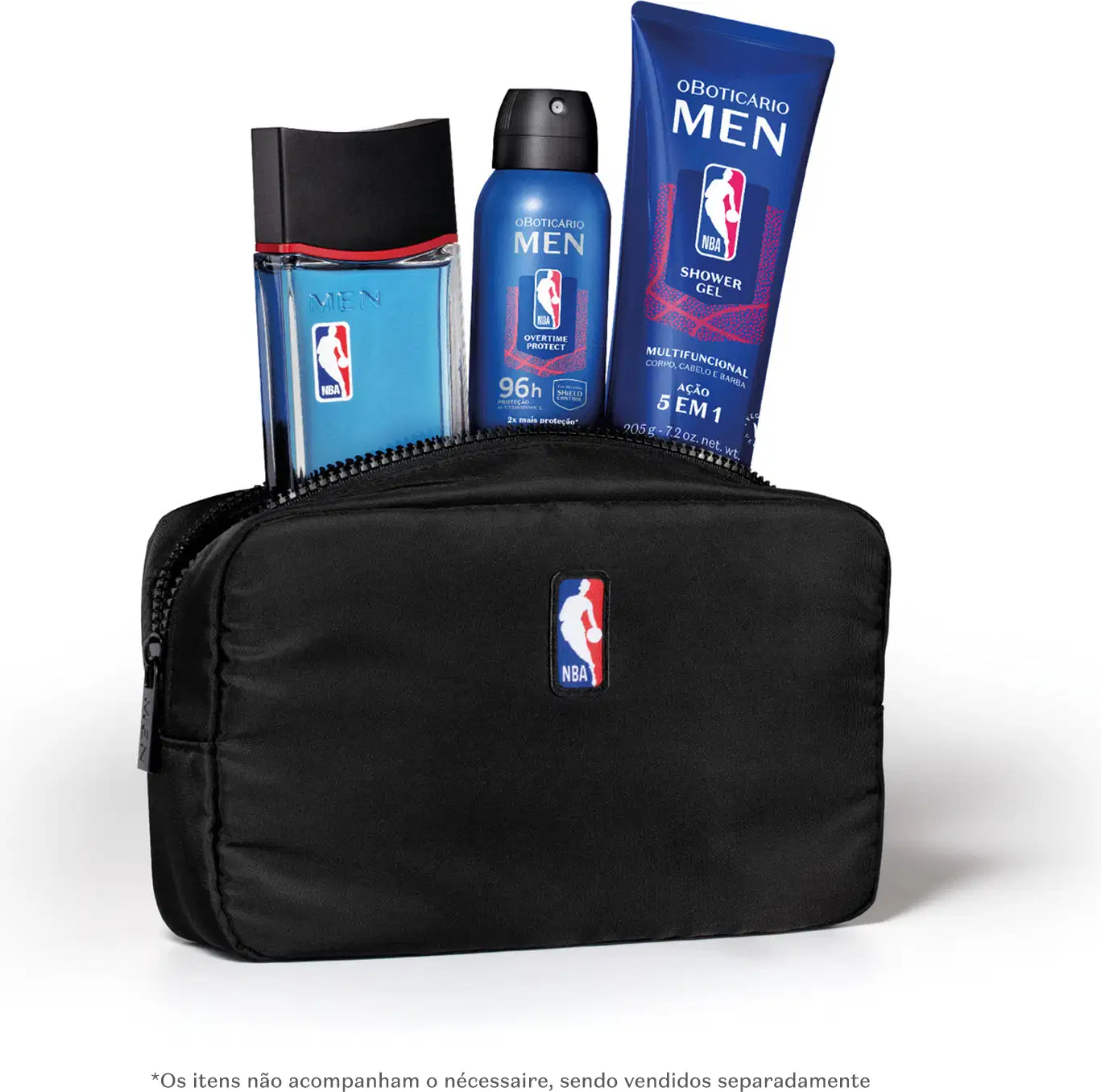 Nécessaire preto da marca Men NBA e o logotipo da NBA (National Basketball Association) estampado nele. Tem um design simples e minimalista, fechado com zíper. Atrás dele, há produtos da mesma marca.