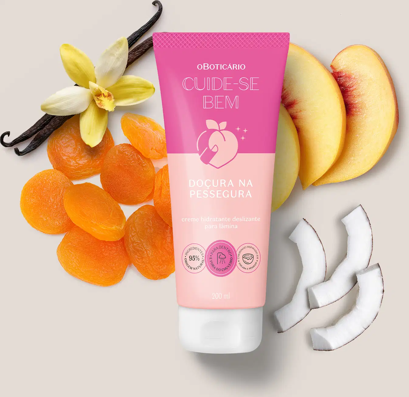 O produto apresentado é uma embalagem, um tubo rosa com o nome do produto "Doçura na Pessegura" e informações sobre seus benefícios. Ao redor do produto, há frutas e flores, como  pêssegos e uma flor de baunilha.