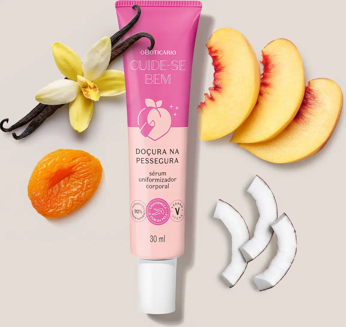 O produto apresentado é um sérum uniformizador corporal da linha Cuide-se Bem da marca O Boticário. Ao redor do tubo, há alguns ingredientes naturais, como uma flor de baunilha e fatias de pêssego, sugerindo a composição do produto.