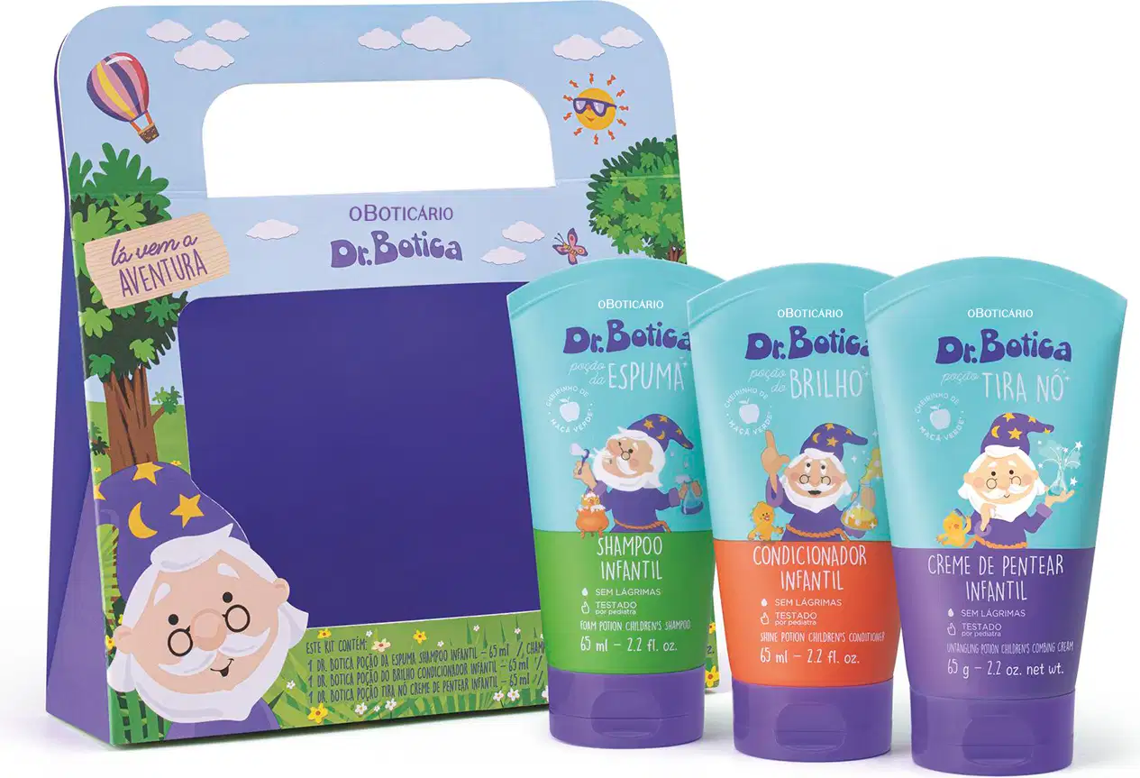 Kit de produtos infantis da marca Dr. Botica: shampoo, condicionador e creme de pentear, em embalagens azul com detalhes coloridos com ilustrações de personagens da marca e paisagens. Cada uma das embalagens conta com 75g de seus respectivos produtos.