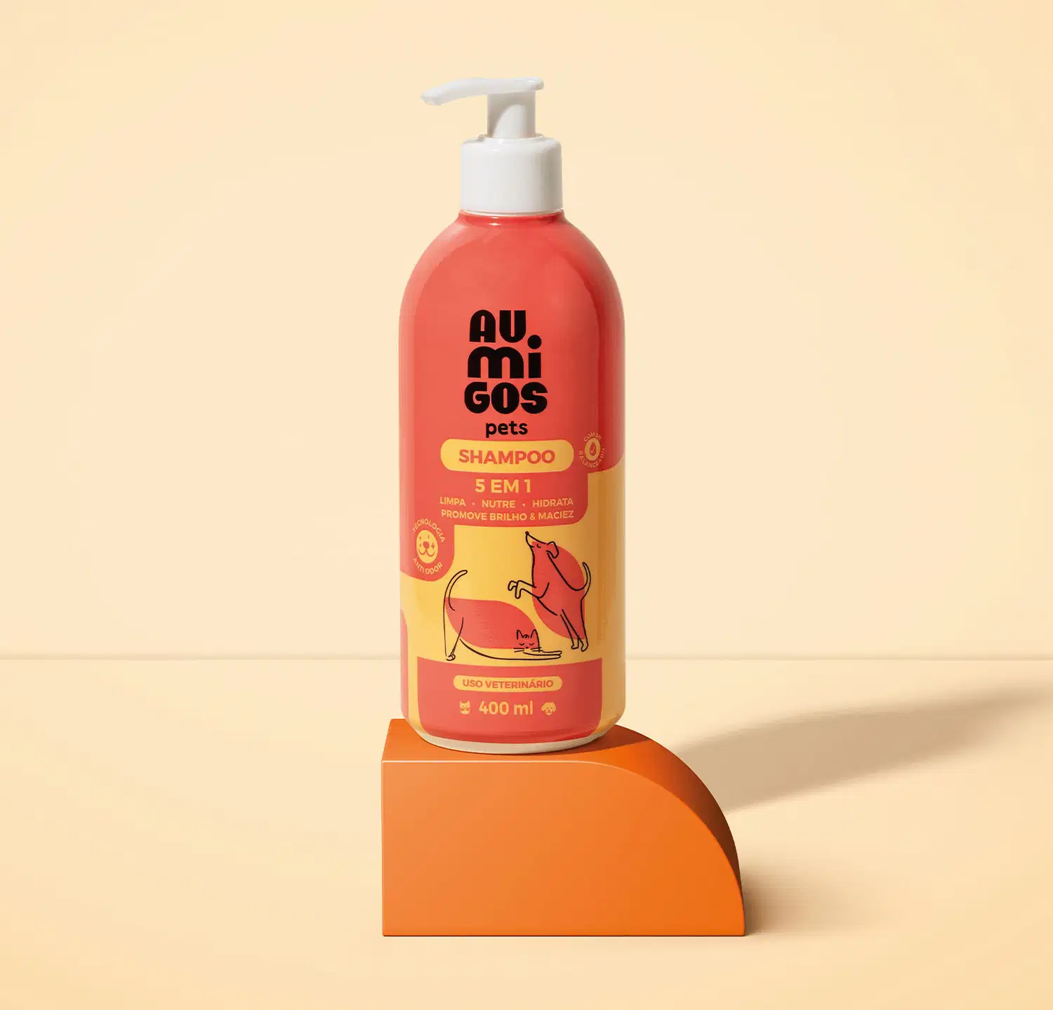 Frasco laranja e rosa com ilustração de pets no rótulo e bomba dosasdora branca contendo shampoo 5 em 1 da marca Au.Migos Pets está em uma plataforma laranja com fundo e superfície na mesma cor.