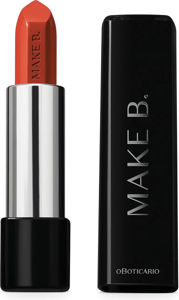 Batom glossy na cor Coral da marca Make B. em embalagem prata e preta com tampa preta e letras prateadas.
