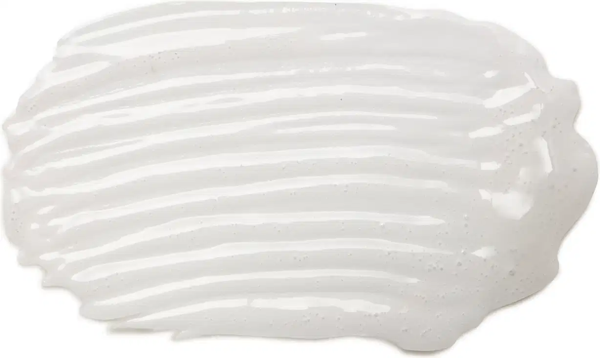 Textura cremosa e brilhante do sérum para cílios e sobrancelhas Explosion Grow da marca Make B., com listras brancas e transparentes em fundo branco.