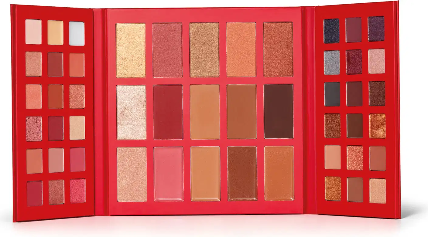 Paleta de maquiagem multifuncional Make B. Cereja Rouge em estojo rosa com diversas cores em tons de branco, rosa, vermelho, nude e marrom.